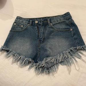 Mini frayed jean skirt